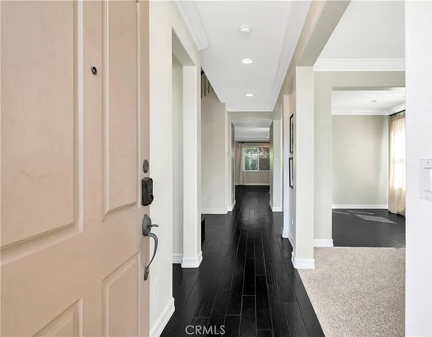 3 bed, 2.5 bath, 2567 sqft, $6,100 — Photo 3