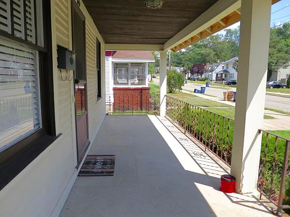 3rd image of 841 Hazen St SE