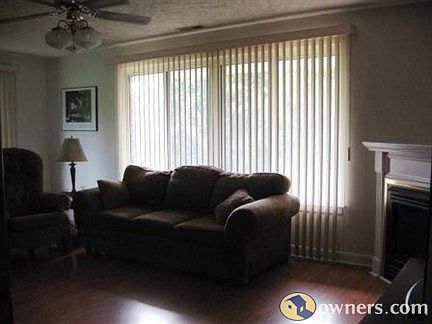 Living room w/gas log fireplace