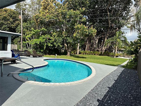 5th image of 513 NW 30th St