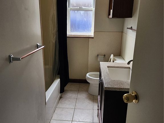 3rd image of 1320 Kelton Ave Floor 1