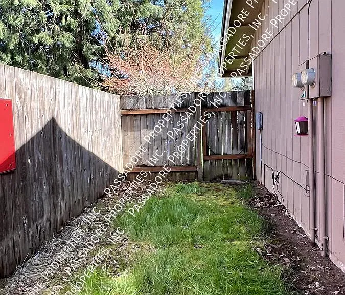 549 SW Dogwood Rd #12 — Photo 4