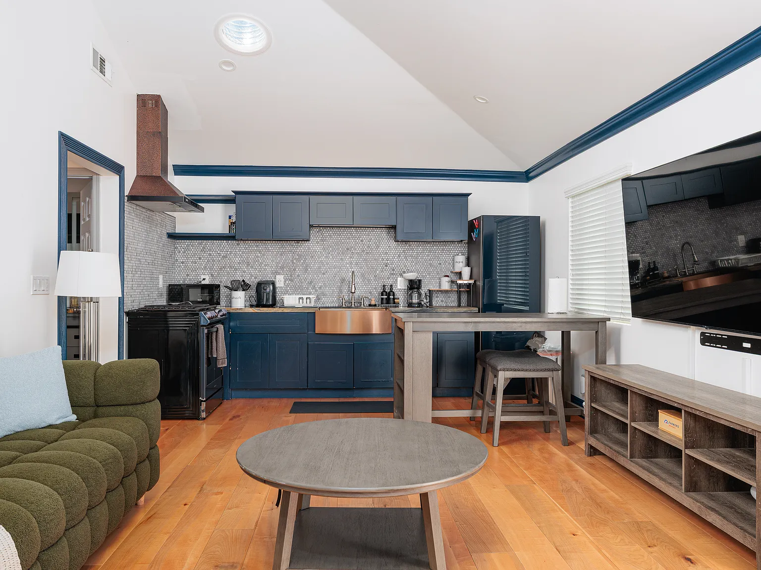 3 bed, 1925 sqft, $8,400 — Photo 4