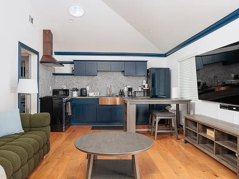 10208 S Hobart Blvd — Photo 14