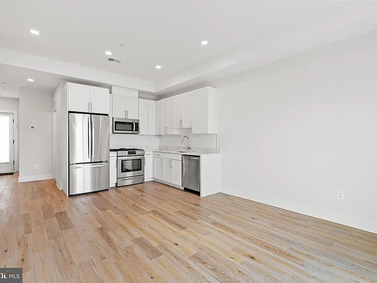 1130 Penn St NE #6 — Photo 2