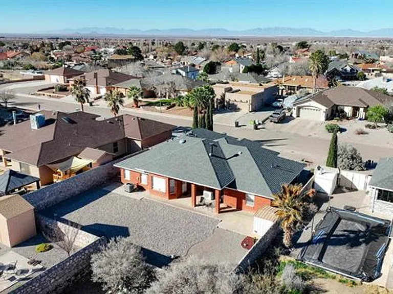 2409 Saguaro Loop — Photo 3