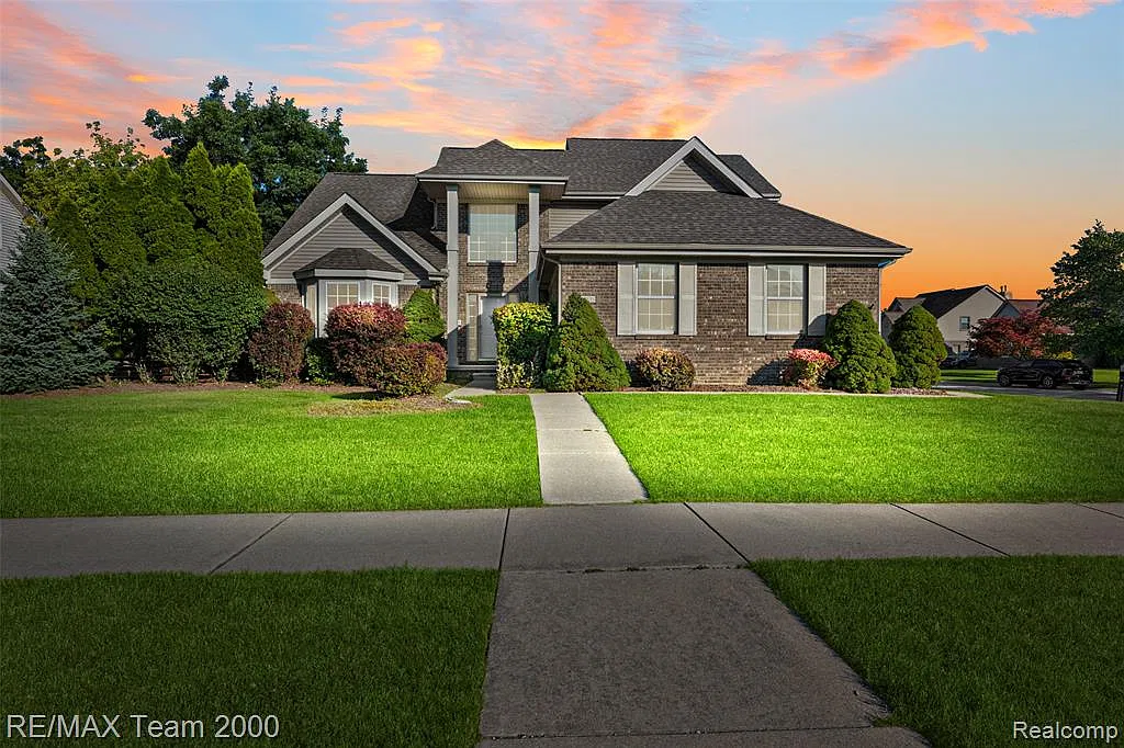 4 bed, 2.5 bath, 2384 sqft, $2,900 — Photo 1