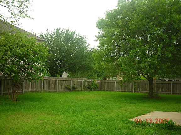 Beautiful backyard with nice shaded trees! Have cook outs everday!