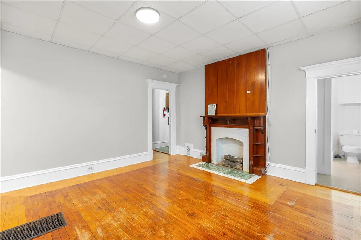 Building Photo - 322 S Stewart Ave #3