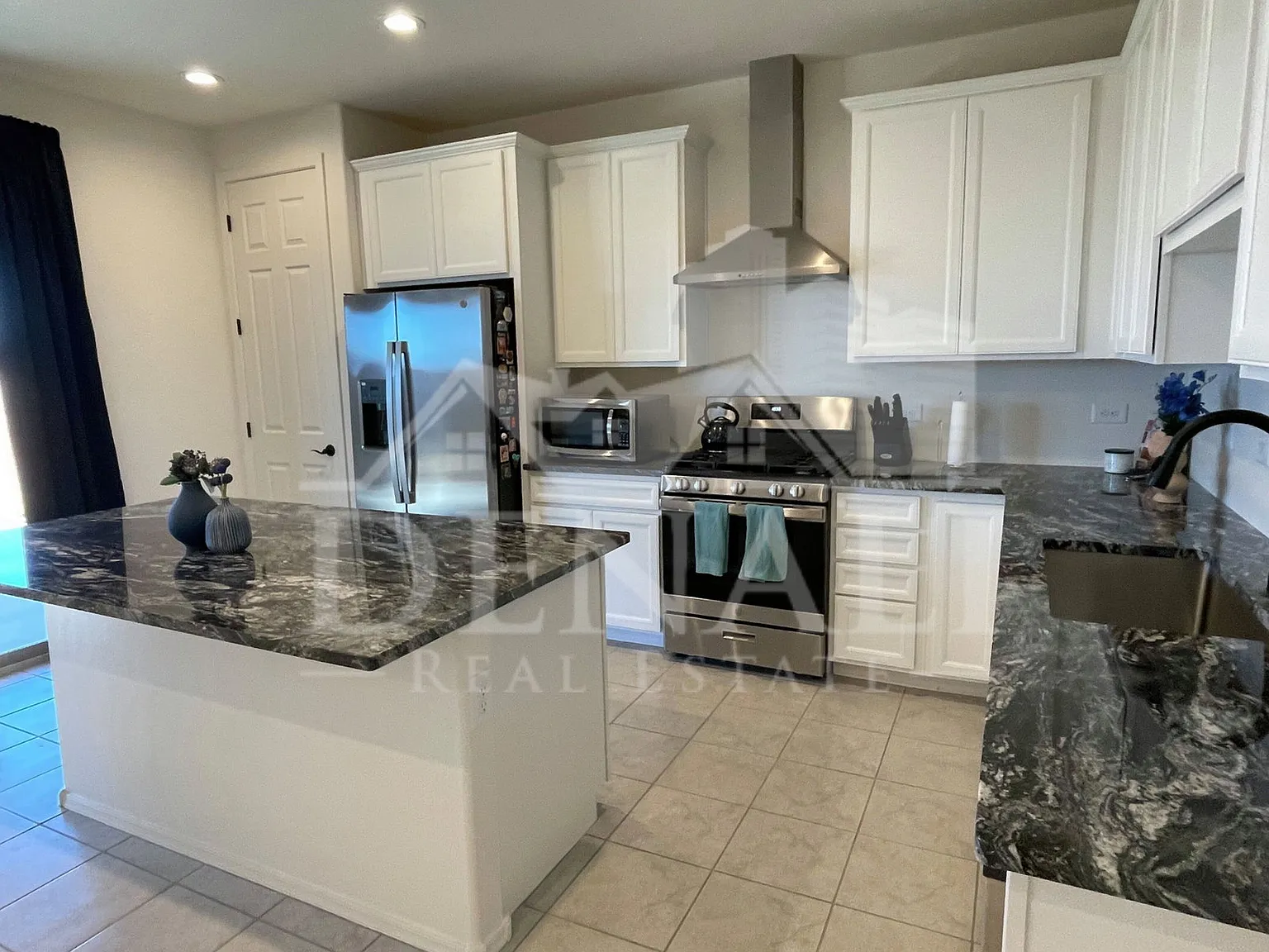 3 bed, 2.0 bath, 1228 sqft, $1,995 — Photo 4