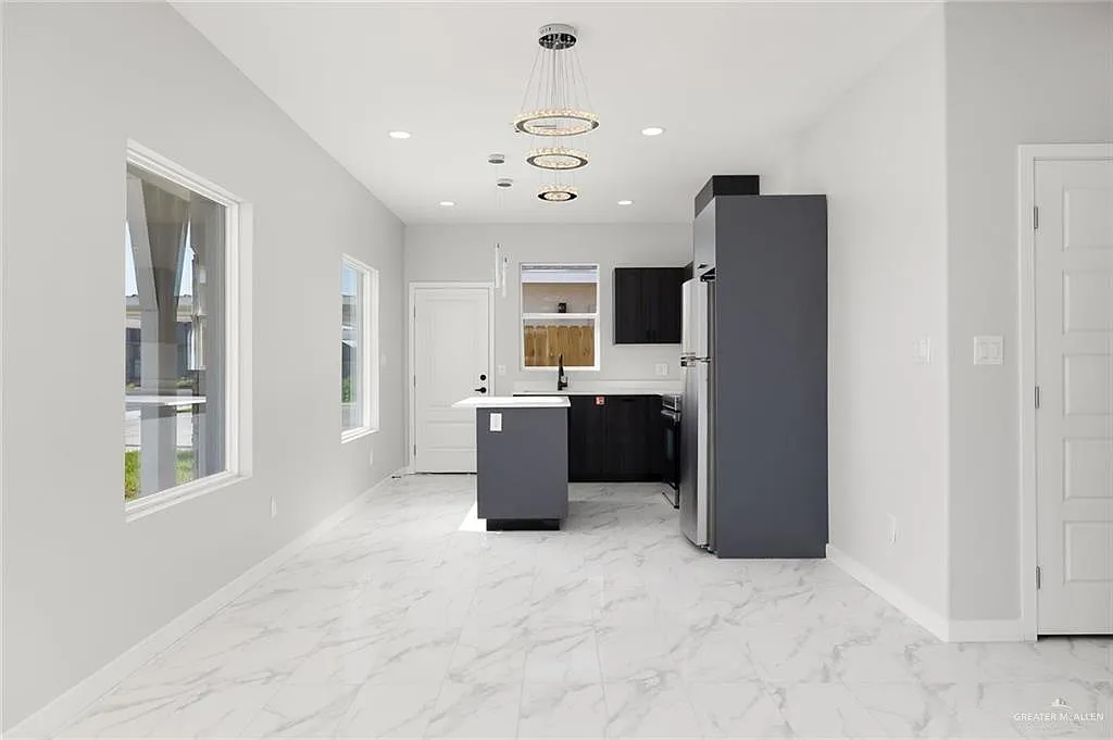 3 bed, 2.0 bath, 1050 sqft, $1,200 — Photo 4