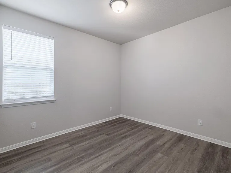 320 E Broade St — Photo 22
