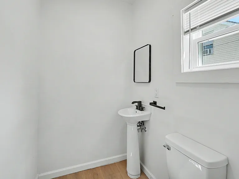 977 W Wayne St — Photo 14