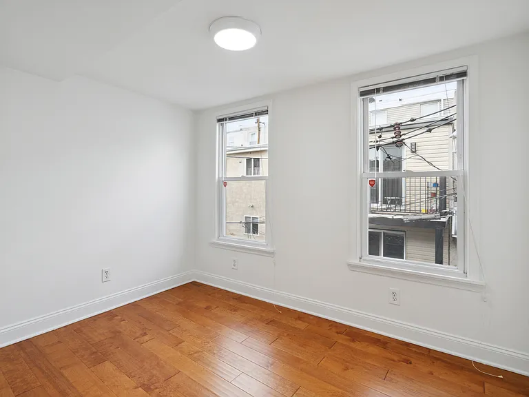 1563 E Hewson St — Photo 12