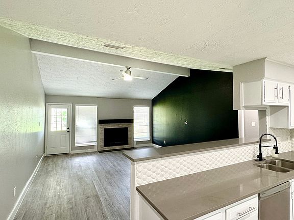 2nd image of 6215 Creekside Ln