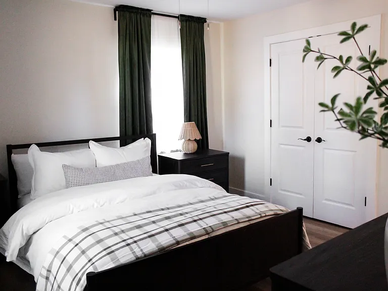 Master Bed with all cotten and linen sheets. Down filled comforter.