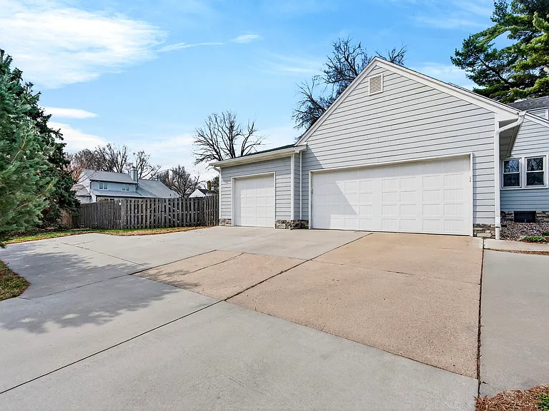 7801 Hickory Cir — Photo 3