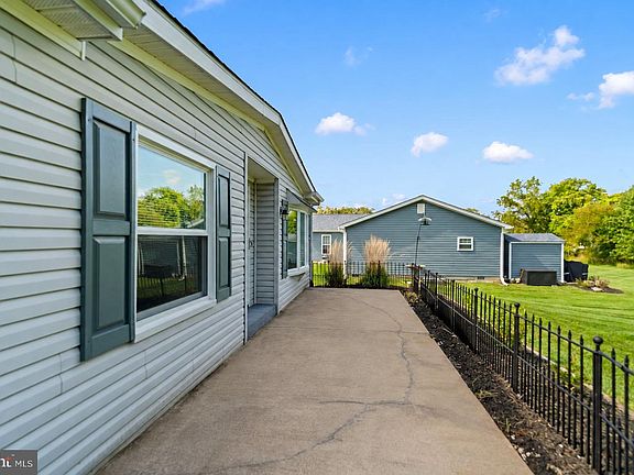 5th image of 470 Grouse Ct E