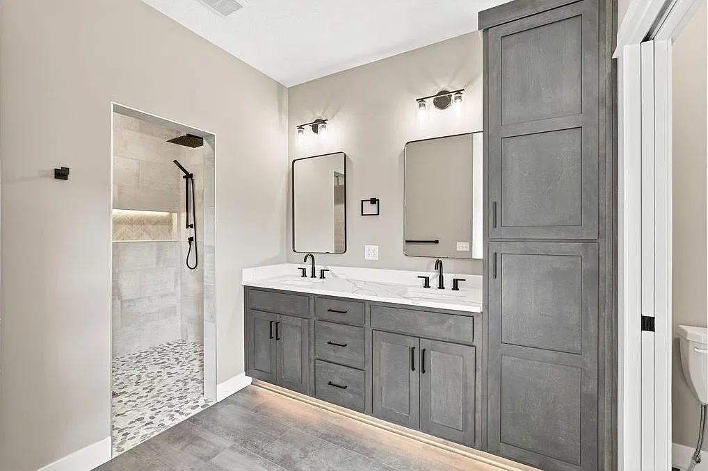 3 bed, 2242 sqft, $4,495 — Photo 3
