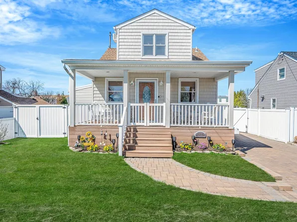 320 East Drive, Copiague, NY 11726