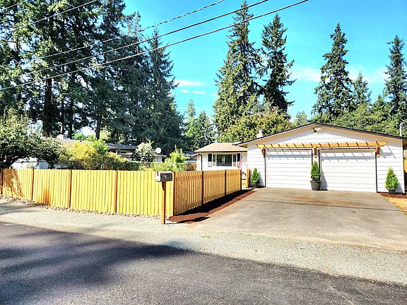 Brand new fence and custom Garage Pergola.