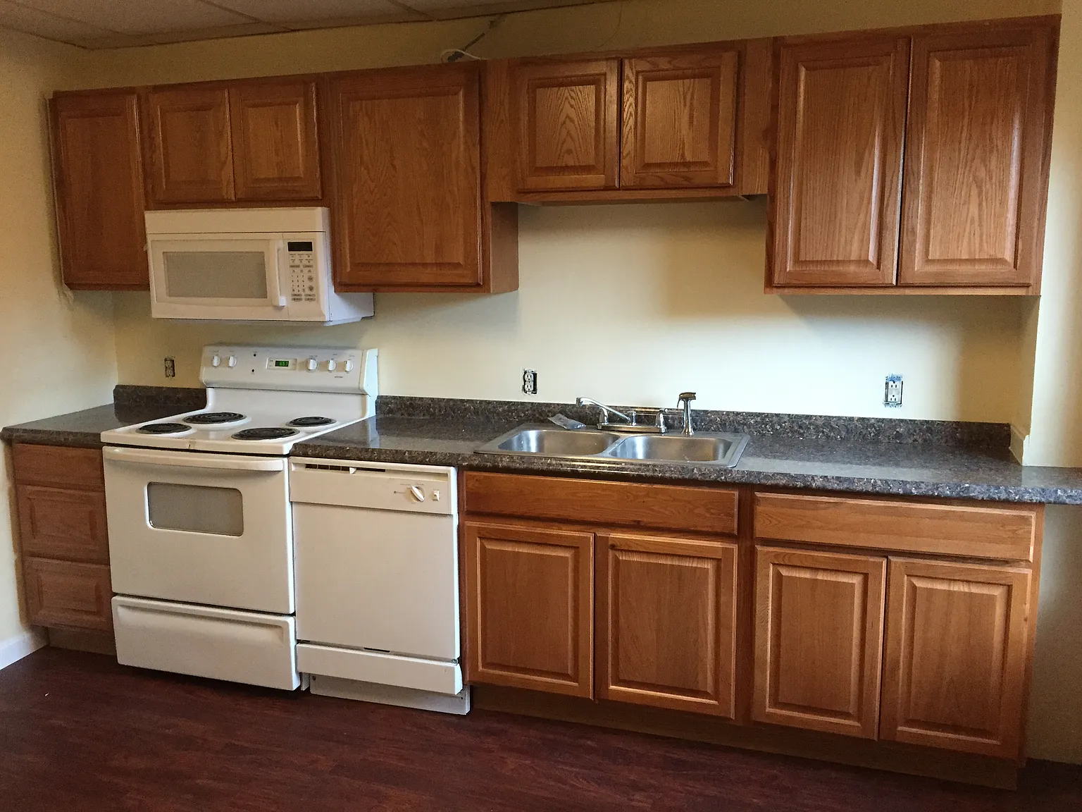 3 bed, 1200 sqft, $2,200 — Photo 2