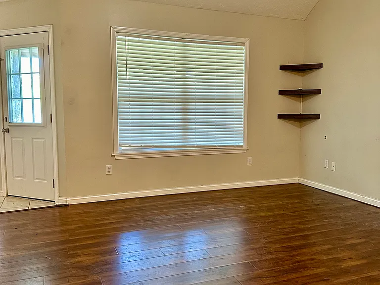 160 Mike Ave — Photo 4