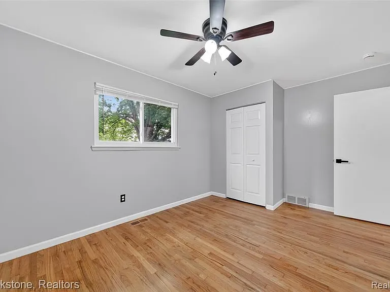 24915 Tallman Ave — Photo 4
