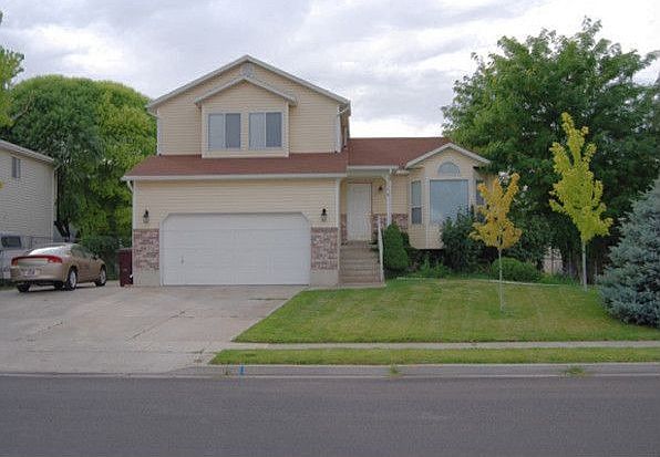 Mature Landscaping and RV Parking on side of house.