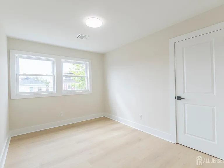 450 Packer Pl #2 — Photo 9