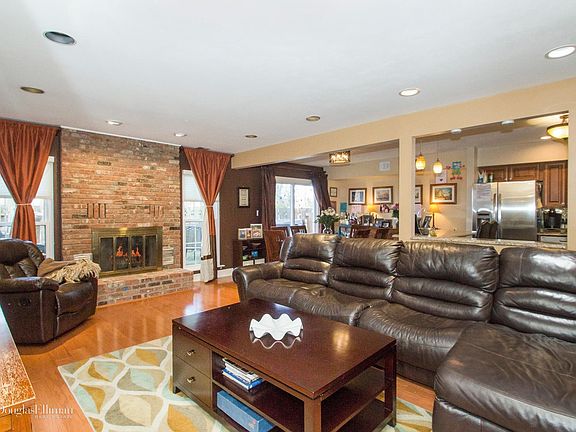 3rd image of 98 Woodlake Dr W