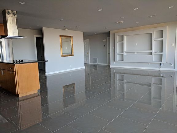 looking toward entrance (back left) - kitchen, 2nd bedroom a