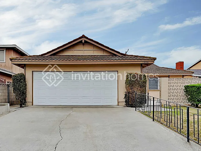 1406 E Elsmere Dr — Photo 1
