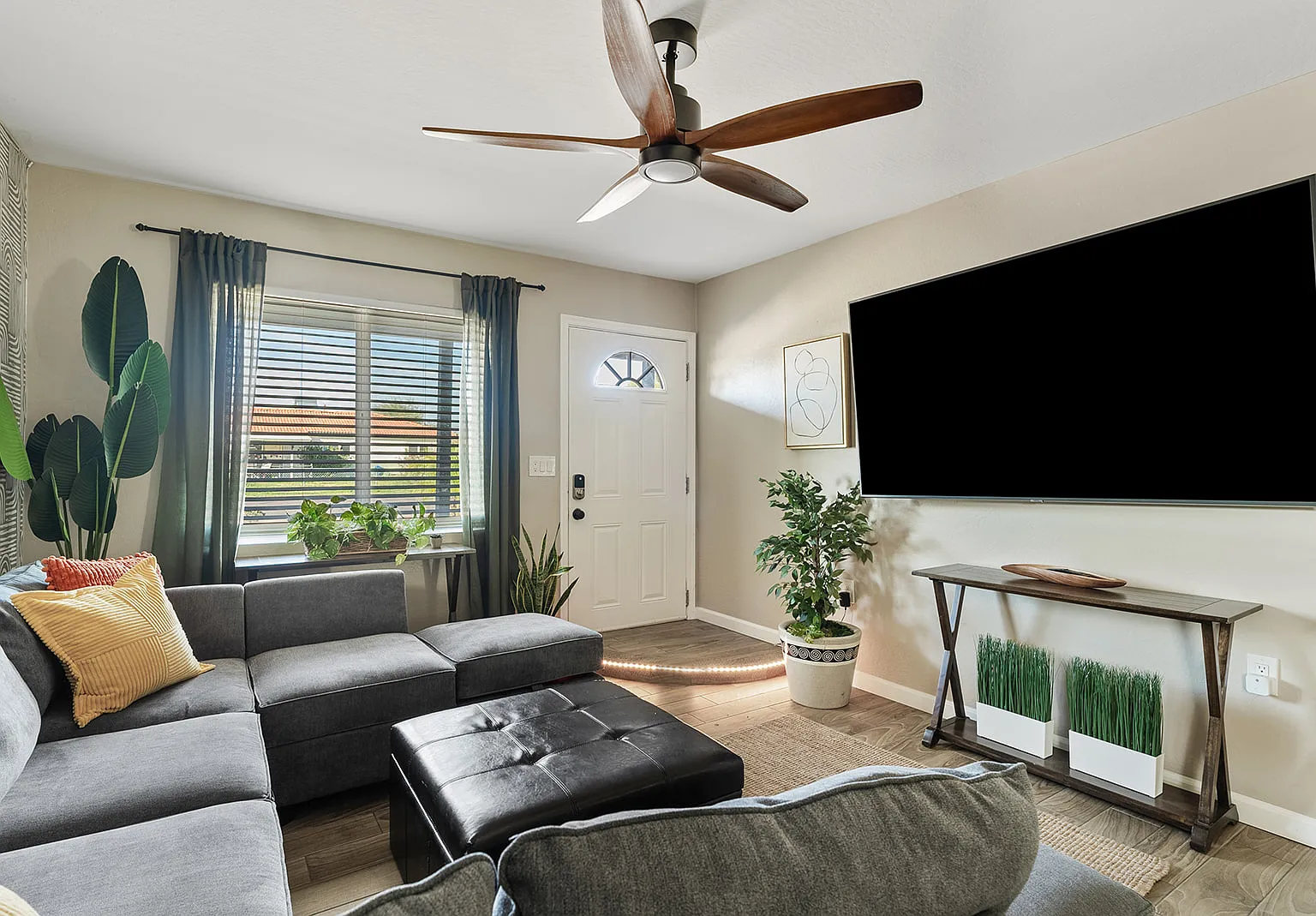 4 bed, 1993 sqft, $3,950 — Photo 3