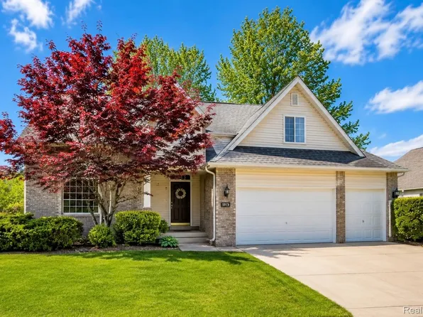 5195 Wyndham Pl, Fenton, MI 48430