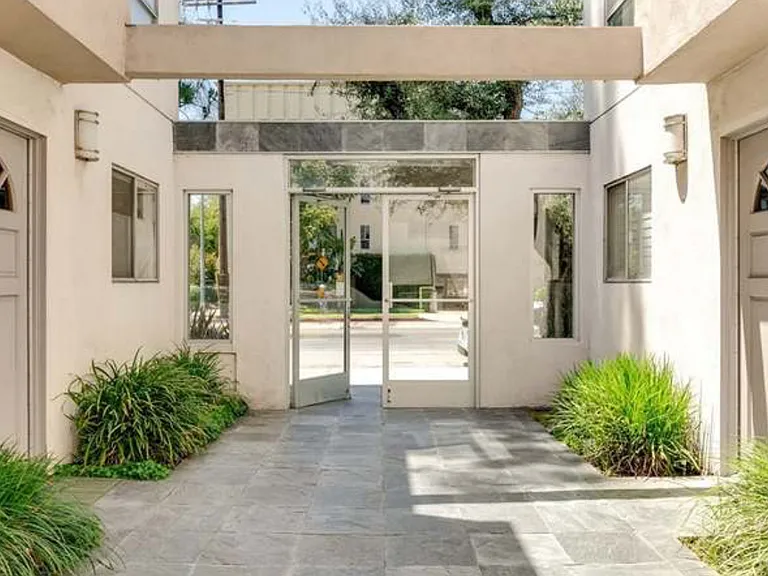 4900 Whitsett Ave #7 — Photo 3