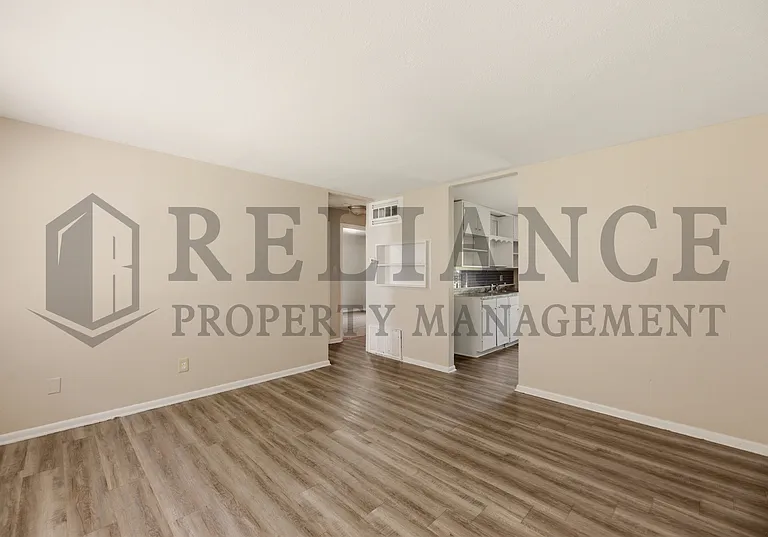 4421 S Oak Ave — Photo 5