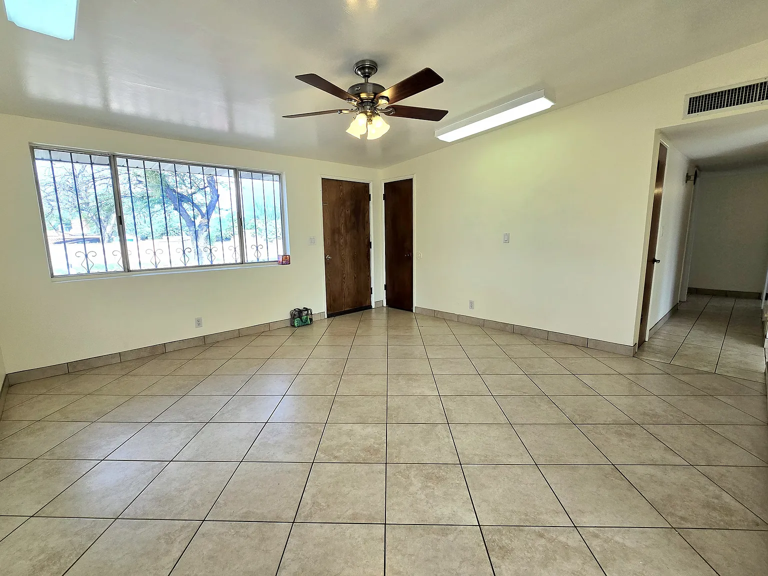 3 bed, 1792 sqft, $2,050 — Photo 2