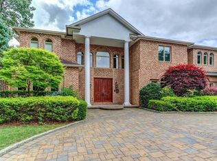 22 Schoolhouse Ln, Roslyn Heights, NY 11577