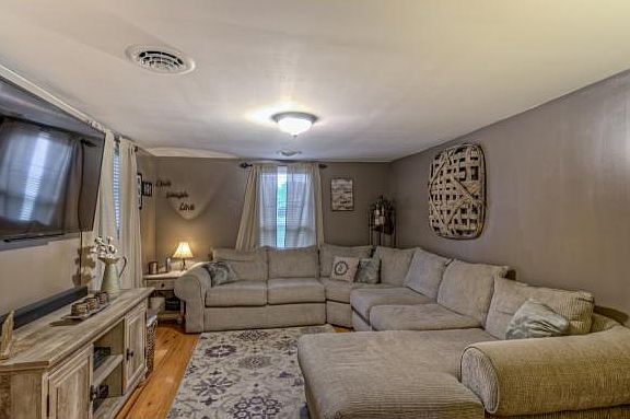 3rd image of 1801 King Mill Pike