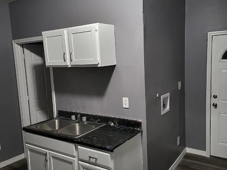 806 Xenia Ave — Photo 3