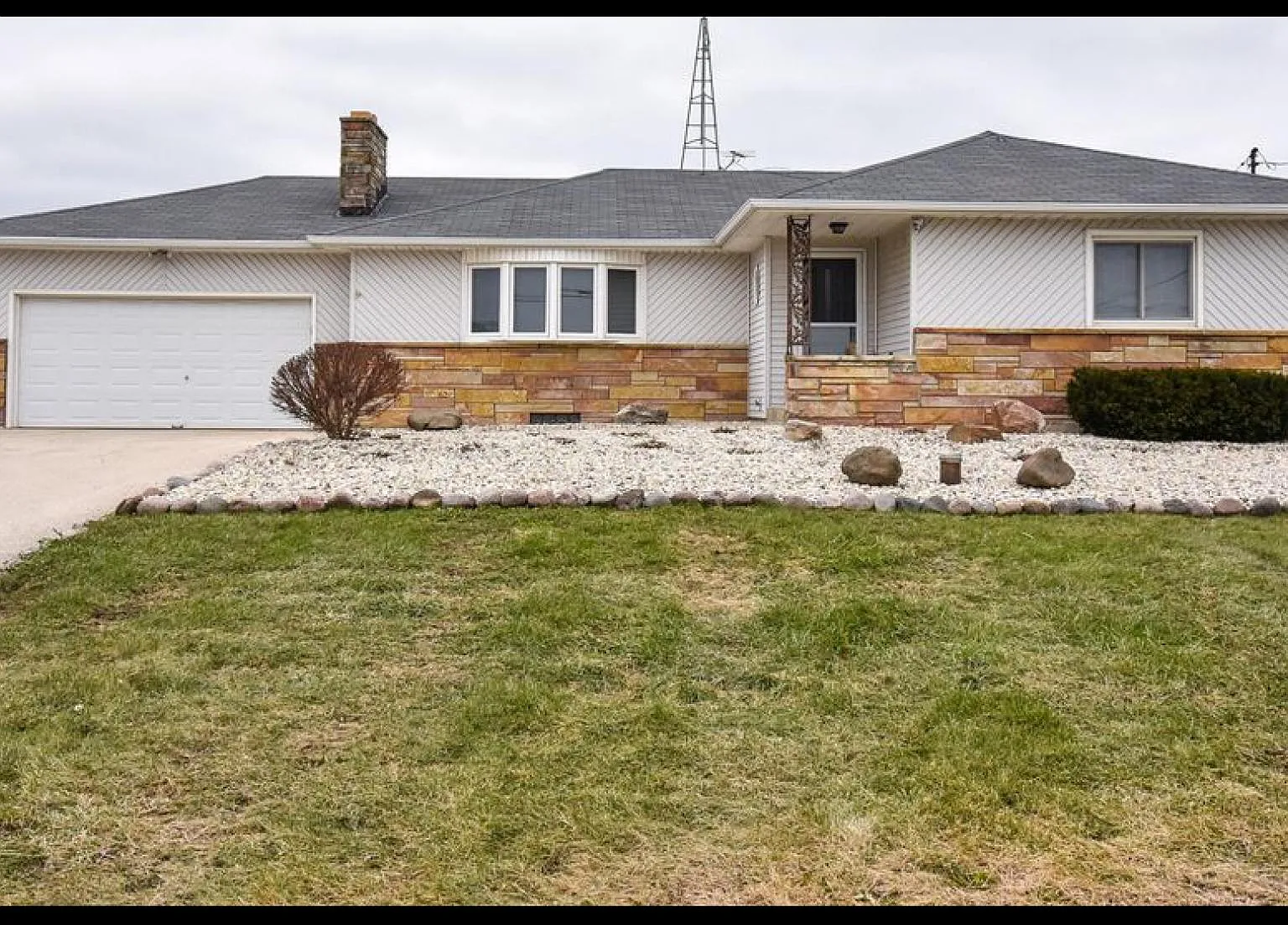 3 bed, 1408 sqft, $2,600 — Photo 1