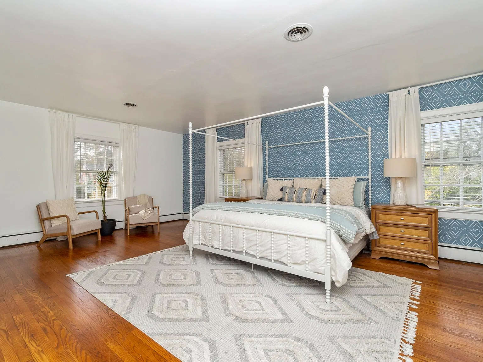 5 bed, 2.5 bath, 3400 sqft, $3,200 — Photo 2