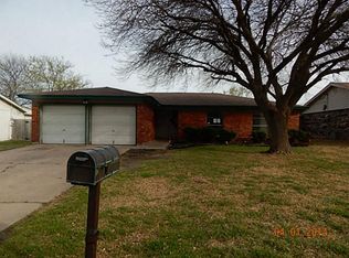 825 Barkridge Trl, Burleson, TX 76028