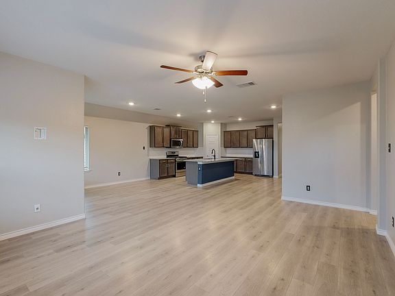5th image of 949 Royal Ln