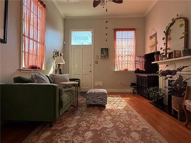 2523 Laurel St — Photo 3
