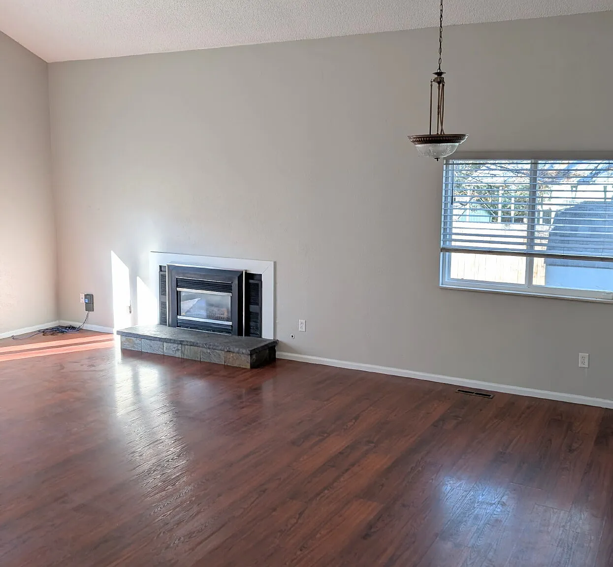 4 bed, 2.0 bath, 2396 sqft, $2,550 — Photo 3