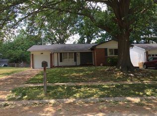 2815 Sussex Dr, Florissant, MO 63033