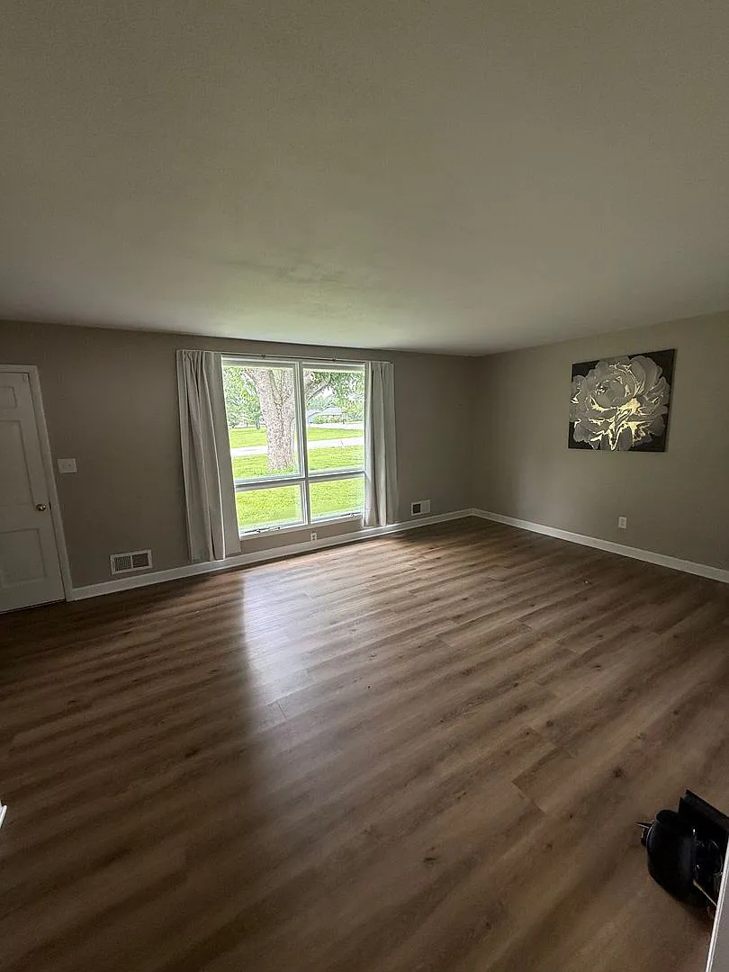 3 Bed/1.5 Bath Brick Home on 0.3 acres — Photo 2