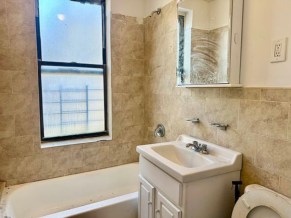 4th image of 2298 Creston Ave #3B